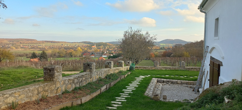 Walkpath around the presshouse